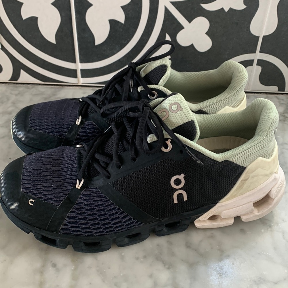 Womens On Cloud running shoes 8